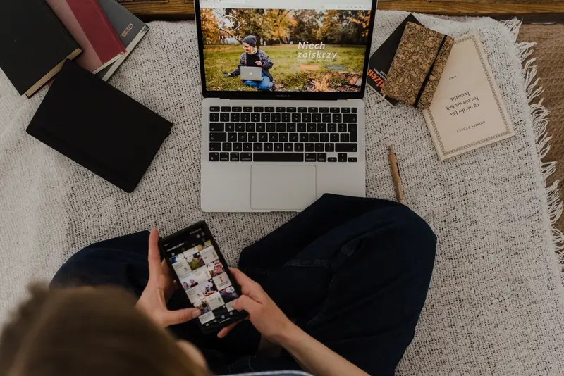 Laptop i materiały do nauki norweskiego przed egzaminem