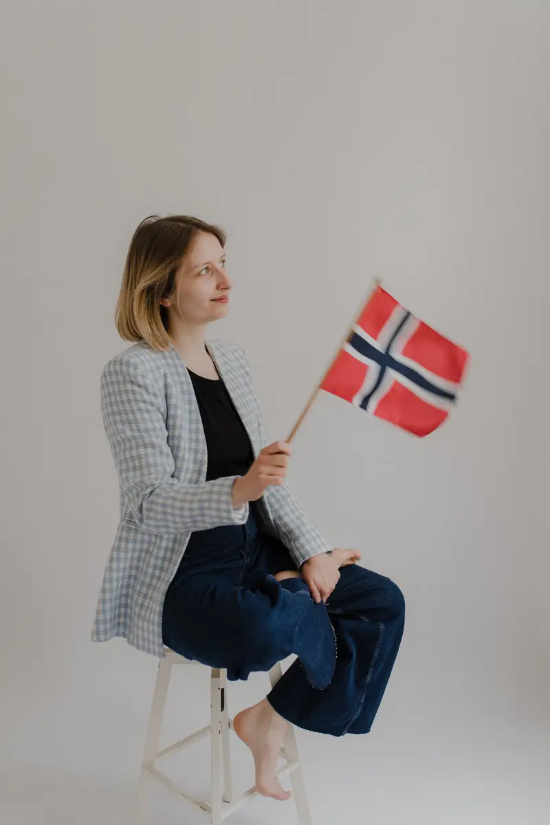 Sara, lektorka norweskiego, trzyma norweską flagę