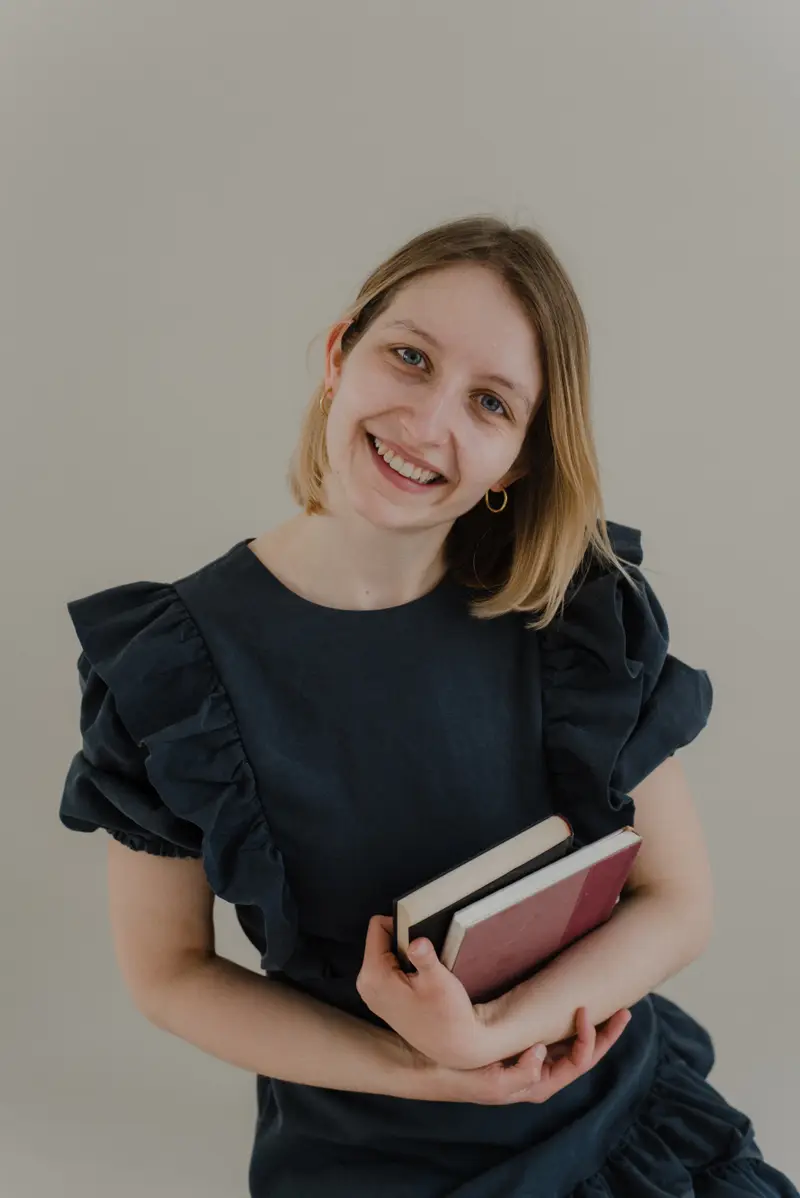 Sara z książkami do norweskiego